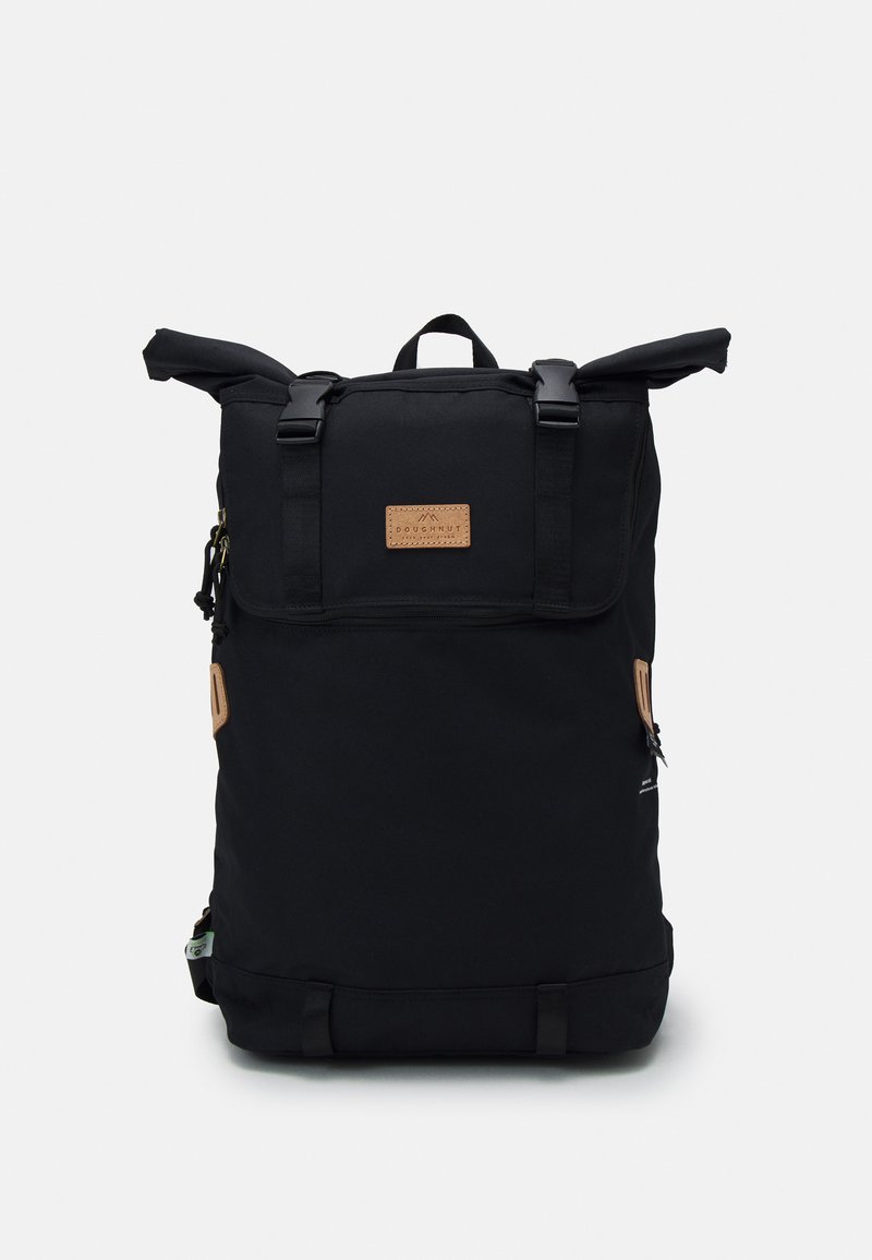Rucsac negru cu închidere tip rulotă, fabricat dintr-un material durabil, având detalii din piele, curele ajustabile, un buzunar frontal și o mână superioară.