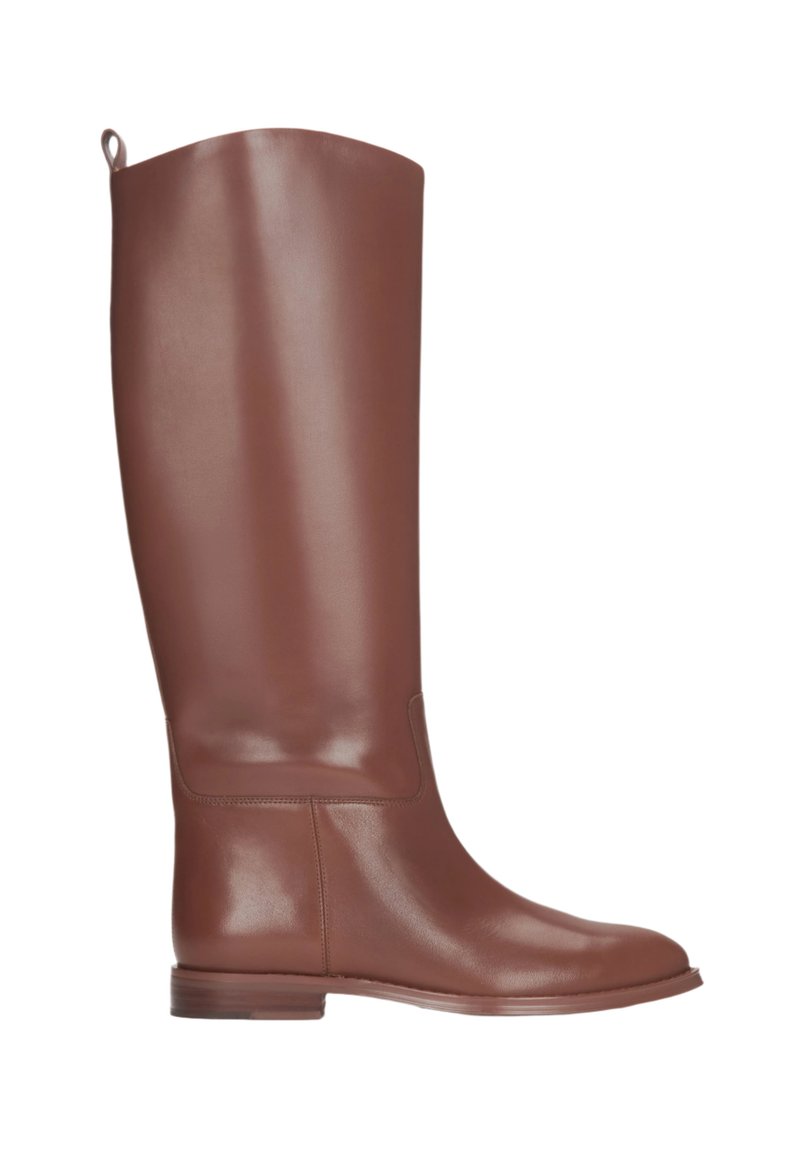 Brązowe skórzane buty za kolano o gładkiej fakturze, zaokrąglonym nosku i niskim obcasie. Posiadają pętelkę na tyle dla łatwego zakładania.