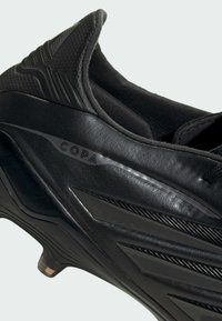 Μαύρο ποδοσφαιρικό παπούτσι με υφασμένο συνθετικό επάνω μέρος, κομψό σχεδιασμό, ανάγλυλο λογότυπο "COPA" και εμφανείς πλευρικές ρίγες.