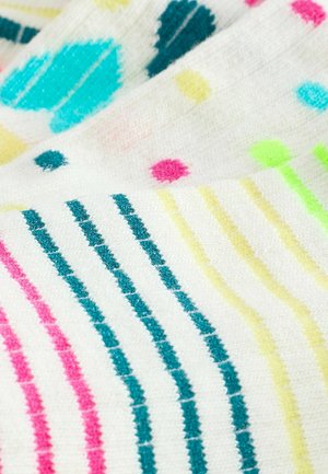 Kleurrijke, gemuste sokken hebben een witte basis met teal, roze en gele strepen en stippen, en tonen een zachte, gestructureerde brei.