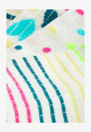 Kleurrijke, gemuste sokken hebben een witte basis met teal, roze en gele strepen en stippen, en tonen een zachte, gestructureerde brei.