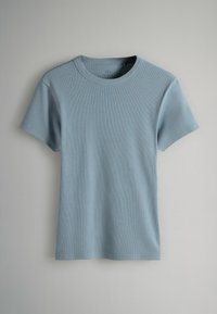 Helles blaues Kurzarm-T-Shirt aus geripptem Stoff, mit Rundhalsausschnitt und lockerer Passform. Glatte Textur mit minimaler Gestaltung.