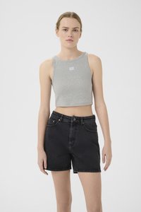 Grått kort tanktop med logo på brystet, kombinert med høytlivede svarte denimshorts med frontlommer og teksturert overflate.