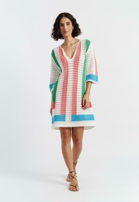 Abito all'uncinetto con scollatura a V e maniche a tre quarti. A righe rosa, verde e blu su base bianca, con una vestibilità ampia e un motivo testurizzato.