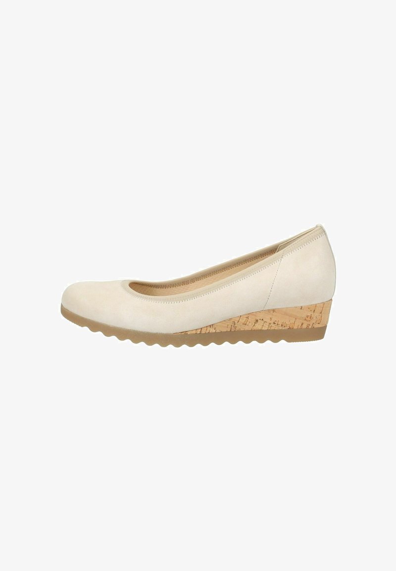 Chaussure compensée beige avec embout rond, talon compensé à texture liège, bord supérieur élastiqué et semelle en caoutchouc rainurée pour une meilleure traction.