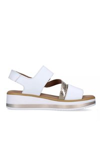 Sandaletta wedge bianca con due fasce larghe, una fascia metallica testurizzata al centro e una fascia posteriore con chiusura in velcro.