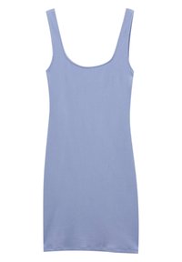 Robe débardeur bleu clair côtelé avec un décolleté arrondi et des bretelles fines, présentant un ourlet droit et un tissu doux et texturé.