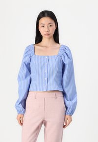 Blå og hvit stripete kort bluse med puffermer og firkantet hals. Har knappelukking og teksturert stoff.