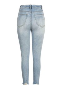 Uske traperice u svijetloplavom denimu, s visokim strukom, dva stražnja džepa i rastrganim rubovima na gležnjevima. Glatka tekstura s blagim izblijedjenjem.