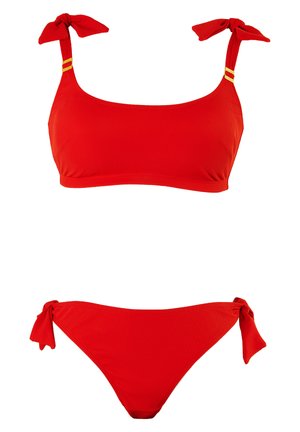 Rotes Bikini-Set mit gerippter Textur, bestehend aus einem Bandeau-Oberteil mit verstellbaren Bindebändern und passenden Unterteilen mit Seitenschlaufen.