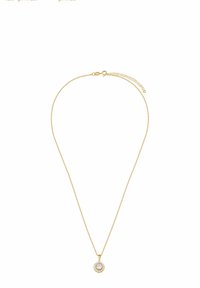 Złocony naszyjnik z okrągłym zawieszeniem, w którym znajduje się centralny przejrzysty kamień otoczony mniejszymi kamieniami, zawieszony na delikatnym łańcuszku.