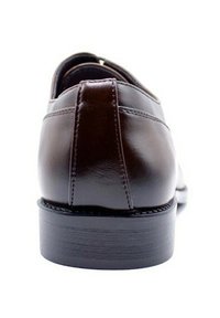 Chaussure en cuir marron avec un bout arrondi, finition lisse, couture contrastante et semelle noire basse. Vue de l'arrière.