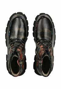 Bottines en cuir noir avec un design floral texturé, semelle en caoutchouc noir épaisse et accents métalliques sur les lacets pour un maintien sécurisé.