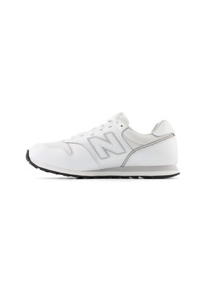 Witte New Balance sneaker met grijze details en zwarte zool, van opzij getoond op een witte achtergrond.