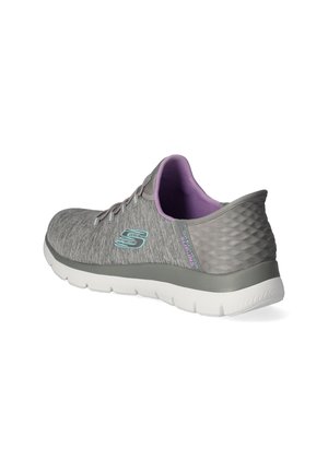 Grå og lilla Skechers slip-on sneaker med hvid sål, tekstureret hæl og lyseblåt logo på siden, vist i vinkel for at vise bagview og sideview.