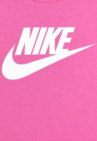 Nike Sportswear CLUB BOXY TEE - Marškinėliai su spaudiniu - playful pink