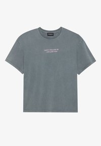 Pilkos spalvos medvilninis marškinėliai su laisvu kirpimu. Savybės: trumpomis rankovėmis ir apvalia iškirpte. Rožinėmis raidėmis užrašas: „NESEK MANĘS, AŠ IRGI KLYSTAU.“