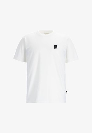 Hvid bomulds t-shirt med korte ærmer, rund hals, der har et sort logopatch på brystet og et lille sort accent på siden.