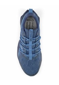 Chaussure de sport bleue avec un dessus en tricot texturé, un système de laçage sécurisé et une semelle en caoutchouc durable. Dispose d'une languette pour un enfilage facile.