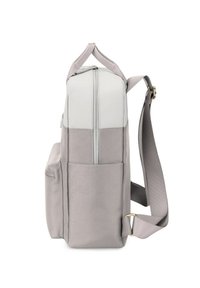 Mochila de tela gris con una sección superior suave, cierre con cremallera, bolsillo lateral, correa de hombro y detalles en tono dorado.