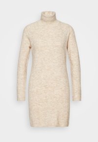 Robe col roulé beige en tricot texturé doux. Dotée de manches longues et d'une silhouette ajustée, idéale pour les superpositions.