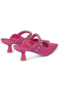 Scarpe slingback in suede rosa con punte affusolate, piccoli tacchi a blocco e una cintura decorativa impreziosita da rhinestones rosa e trasparenti.