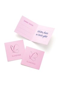 Rožinės padėkos kortel�ės su drugelio dizainu. Viduje tekstas: "Dėkojame: šaunu, kad esi!" Įspaustas logotipas "GLANZVOLL."