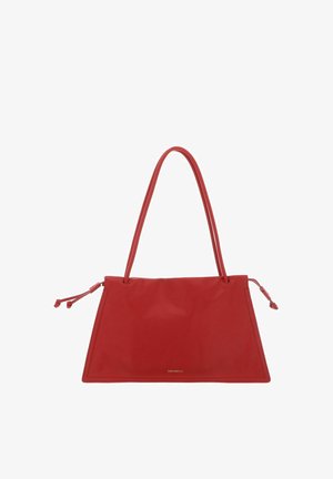 Borsa a trapezio di colore rosso con doppie cinghie per la spalla e dettagli con laccetti laterali, dalla texture liscia e piccolo logo del marchio sulla parte anteriore.