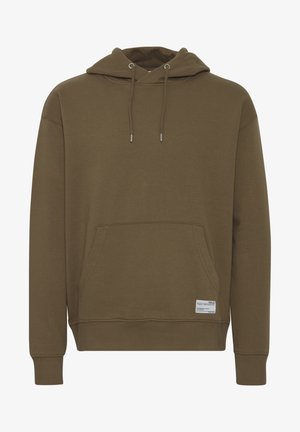 Olivengrønn hettegenser laget av myk stoff, med en frontlomme, snorhette og ribbestrikkede mansjetter med en liten etikett på kanten.