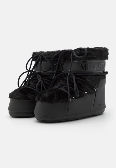 Botine negre din blana artificiala, cu platforma groasa, avand o banda texturata cu logo-ul embosat "MOON BOOT" si sireturi negre contrastante.