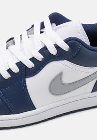 Jordan AIR JORDAN 1 LOW - Sportcipő - white/wolf grey/midnight navy