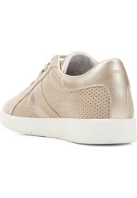 Helle pinke Ledersneaker mit durchbrochener Textur, glatten Akzenten, weißer Sohle und passenden Schnürsenkeln für ein sauberes, modernes Design.