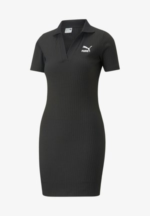 Schwarzes, geripptes Polo-Kleid mit kurzen Ärmeln, Kragen und weißem Puma-Logo auf der linken Brust, figurbetonte Silhouette.