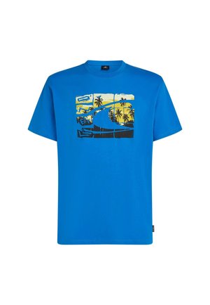 Blå bomulds-T-shirt med et grafisk design af en strandscene med palmer og bølger i gul og sort. Rund hals og korte ærmer.
