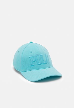 Hellblaues Baseball-Cap mit eingesticktem "POLO"-Schriftzug auf der Vorderseite, ausgestattet mit einer gebogenen Krempe und Belüftungsösen.