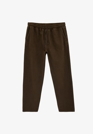 Pantaloni casual marroni con girovita elastico e coulisse, tasche laterali, taglio a gamba dritta, distesi su sfondo bianco.