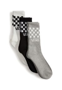 Tres pares de calcetines de tripulación: blancos con un diseño de tablero de ajedrez negro y logotipo, negros con un diseño de tablero de ajedrez blanco, y grises con detalles en blanco. Textura acanalada.