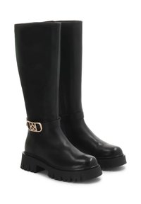 Botas negras hasta la rodilla hechas de cuero suave con suela gruesa, que presentan una correa y detalles en metal dorado en el tobillo.