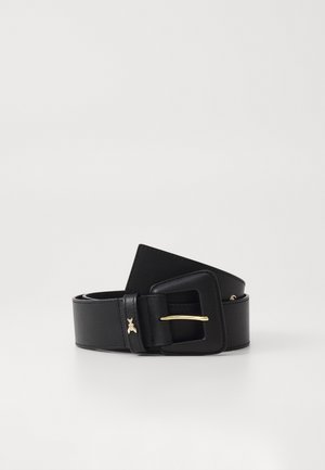 Czarny skórzany pasek z szeroką kwadratową klamrą, złoconym bolcem i małym złotym detalem w postaci pszczoły przy pętli klamry.