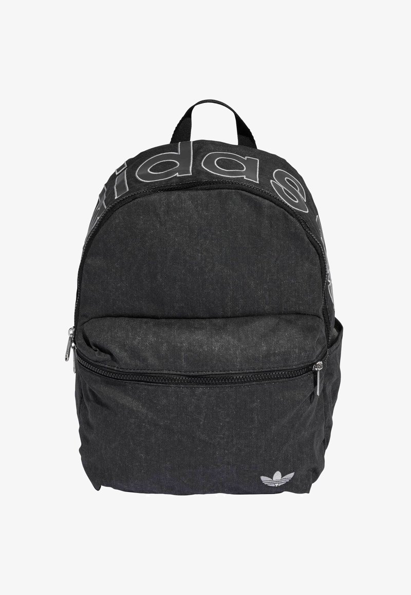 Juodas džinsinis kuprinė su apvalia forma, ant priekinės pusės didelis logotipas, užtrauktukais užsegamos kišenės ir mažas logotipo lopinėlis apačioje.