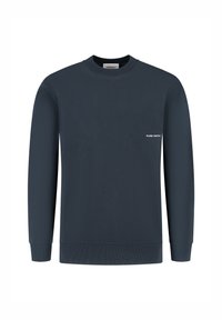 Donker marineblauwe sweatshirt met een ronde hals en lange mouwen. Bevat een klein wit "PURE PATH" logo aan de voorkant. Eenvoudig ontwerp.