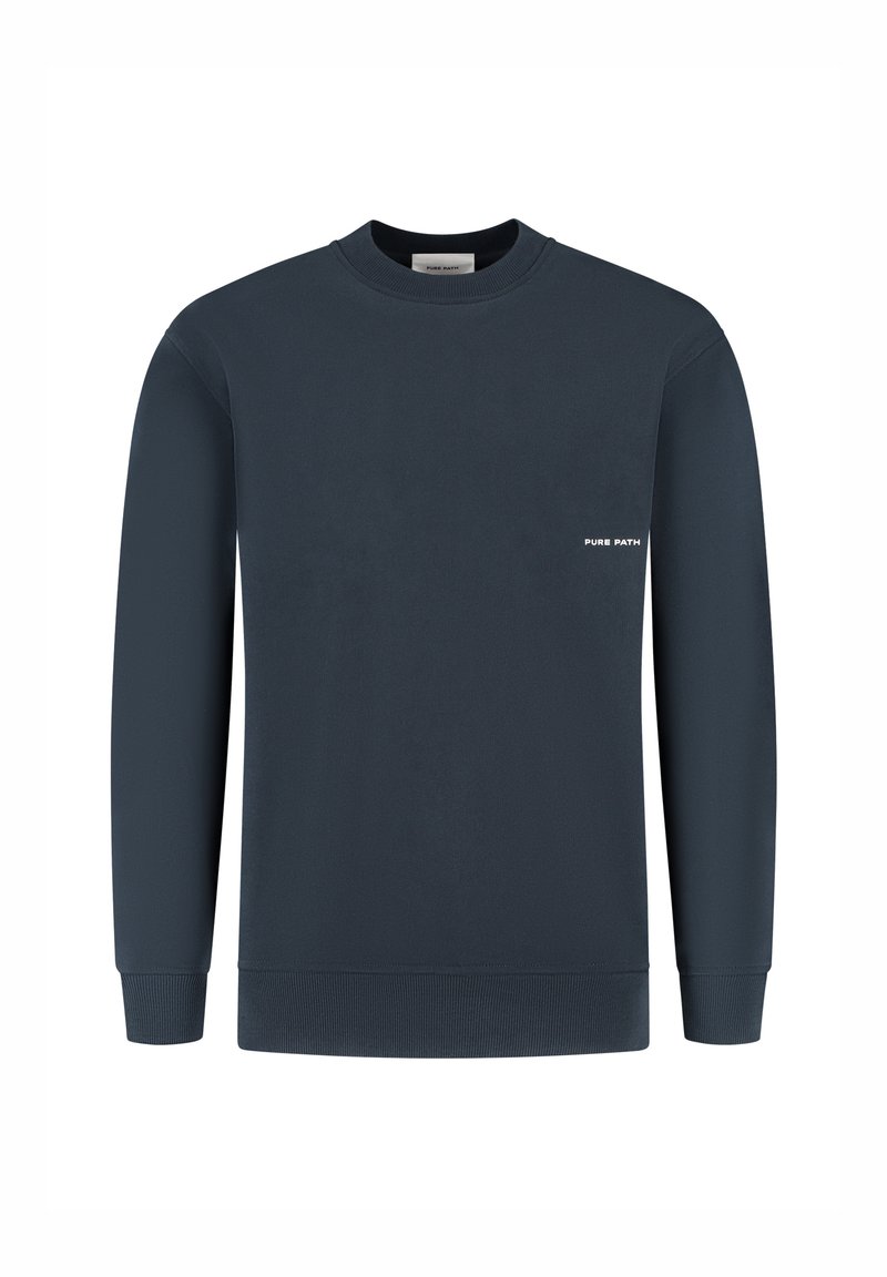 Donker marineblauwe sweatshirt met een ronde hals en lange mouwen. Bevat een klein wit "PURE PATH" logo aan de voorkant. Eenvoudig ontwerp.