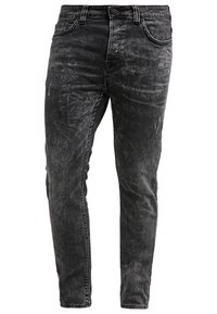 Jeans en denim noir avec un délavage dégradé, coupe slim, design à cinq poches et coutures contrastantes. Fermeture à bouton à l'avant et passants de ceinture visibles.