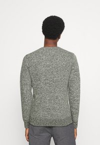 Grüner und grauer Strickpullover mit Textur, langen Ärmeln und Rundhalsausschnitt, mit lockerer Passform und dezentem Farbverlauf.