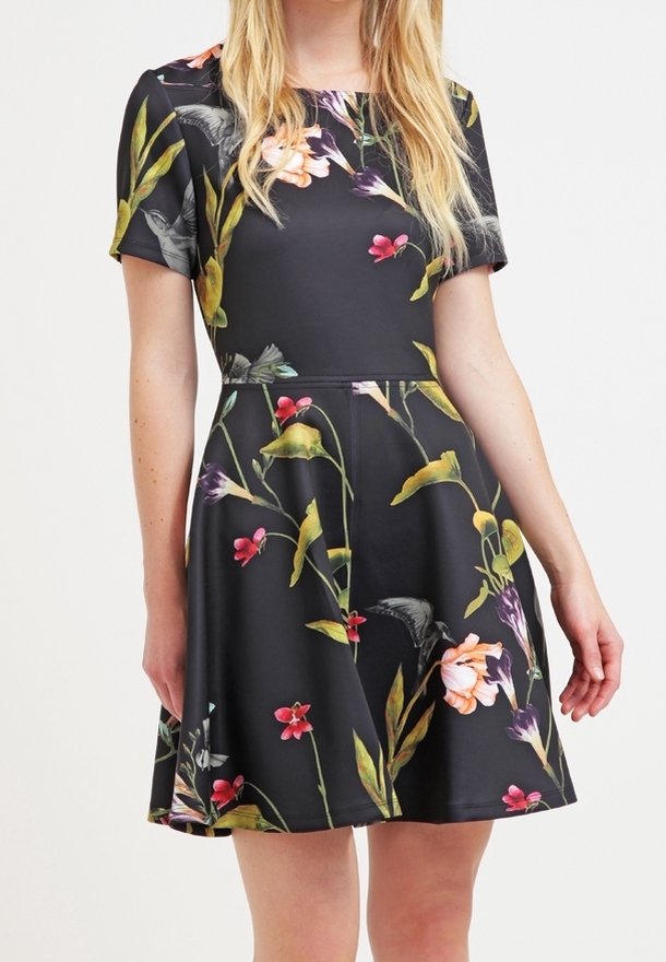 Robe noire à manches courtes ornée d'un motif floral aux couleurs telles que rose, vert et violet ; corsage ajusté, jupe évasée, texture lisse.