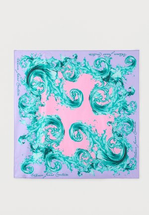 Négyzet alakú sál rózsaszín középpel és levendulakék szegéllyel, örvénylő türkiz vízmintákkal díszítve, az éleken "Versace Jeans Couture" felirattal.