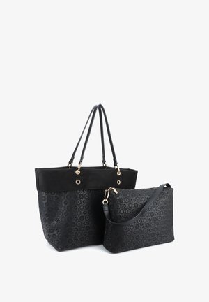 Deux sacs à main noirs avec des motifs circulaires subtils, un grand sac fourre-tout avec deux poignées et un plus petit sac bandoulière avec une fermeture éclair.
