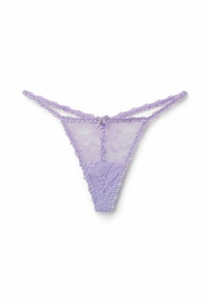 Tanga de encaje lavanda con cinturilla elástica doble, patrón floral y pequeño lazo decorativo con cuentas metálicas en el centro delantero.