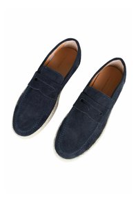 Mocassini in camoscio navy con design della punta cucito, interni in pelle e suola in gomma di colore chiaro. Presentano una fascia decorativa in pelle.