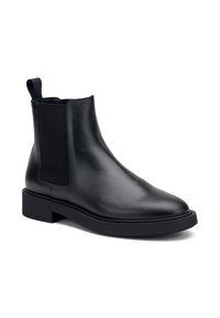 Bota Chelsea de cuero negra con paneles laterales elásticos, puntera redondeada y tacón bajo en bloque. Textura suave y diseño minimalista.
